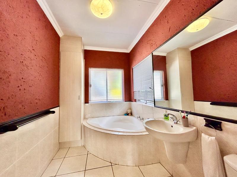4 Bedroom Property for Sale in Caribbean Beach Club North West